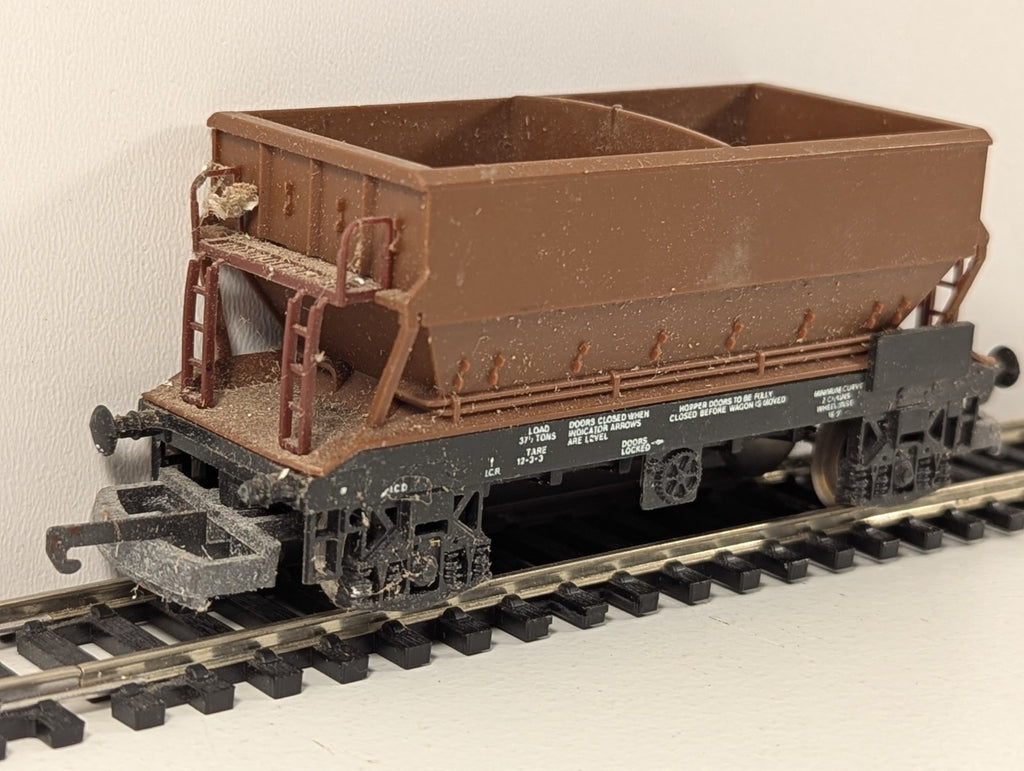 Lima 305637 OO Gauge PGA Hopper – BR Bauxite