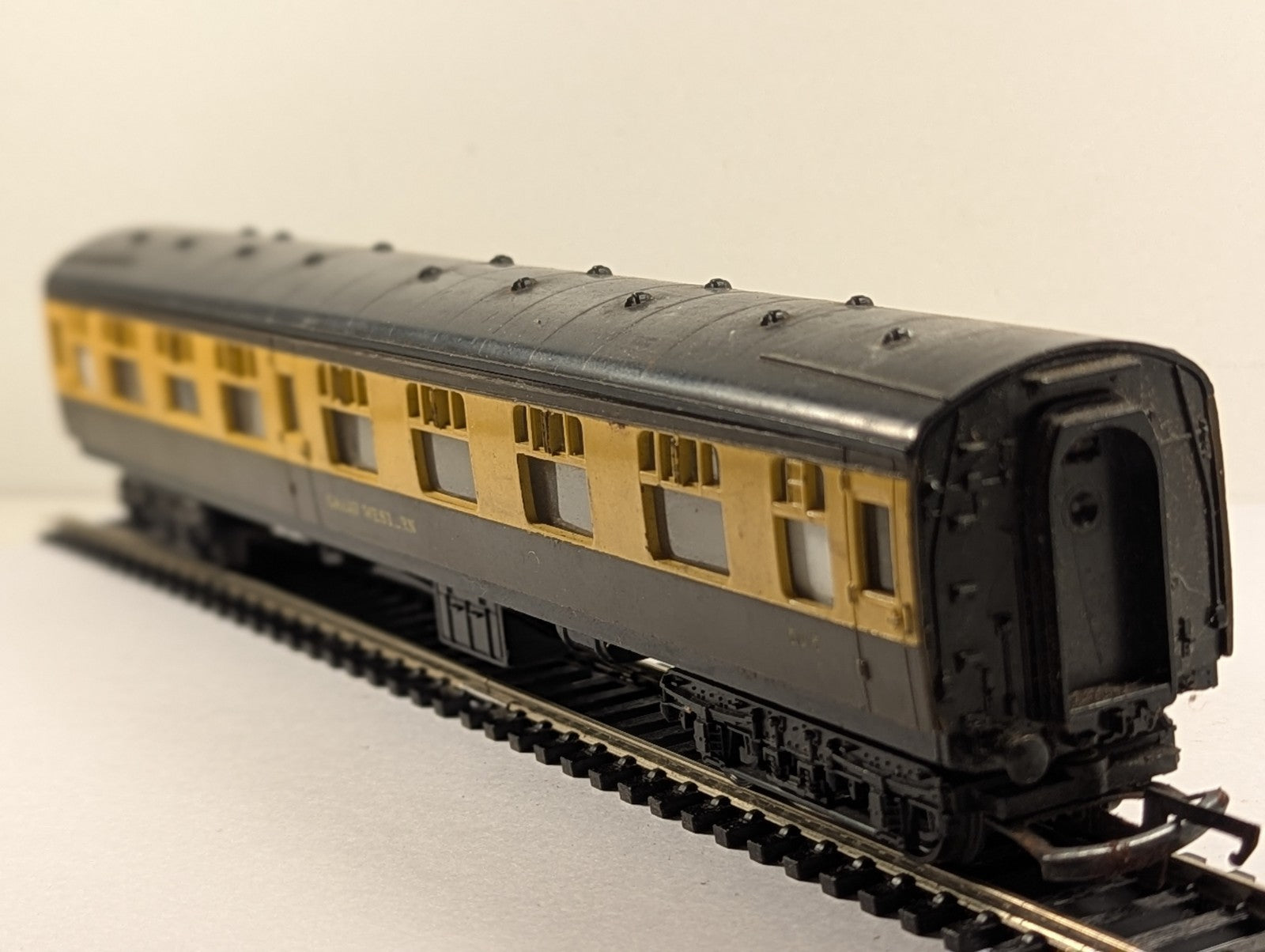 Tri-ang OO Gauge GWR Passenger Coach 5015 GWR Chocolate and Cream