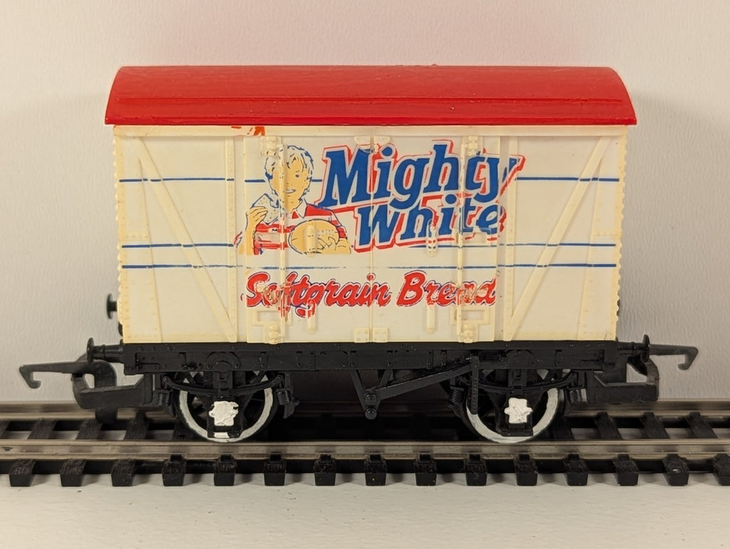 Hornby R726 “Mighty White Softgrain Bread” Van – OO Gauge