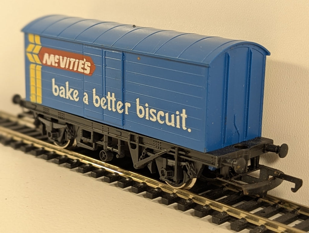 Hornby R727 OO Gauge McVitie's Biscuits Closed Van