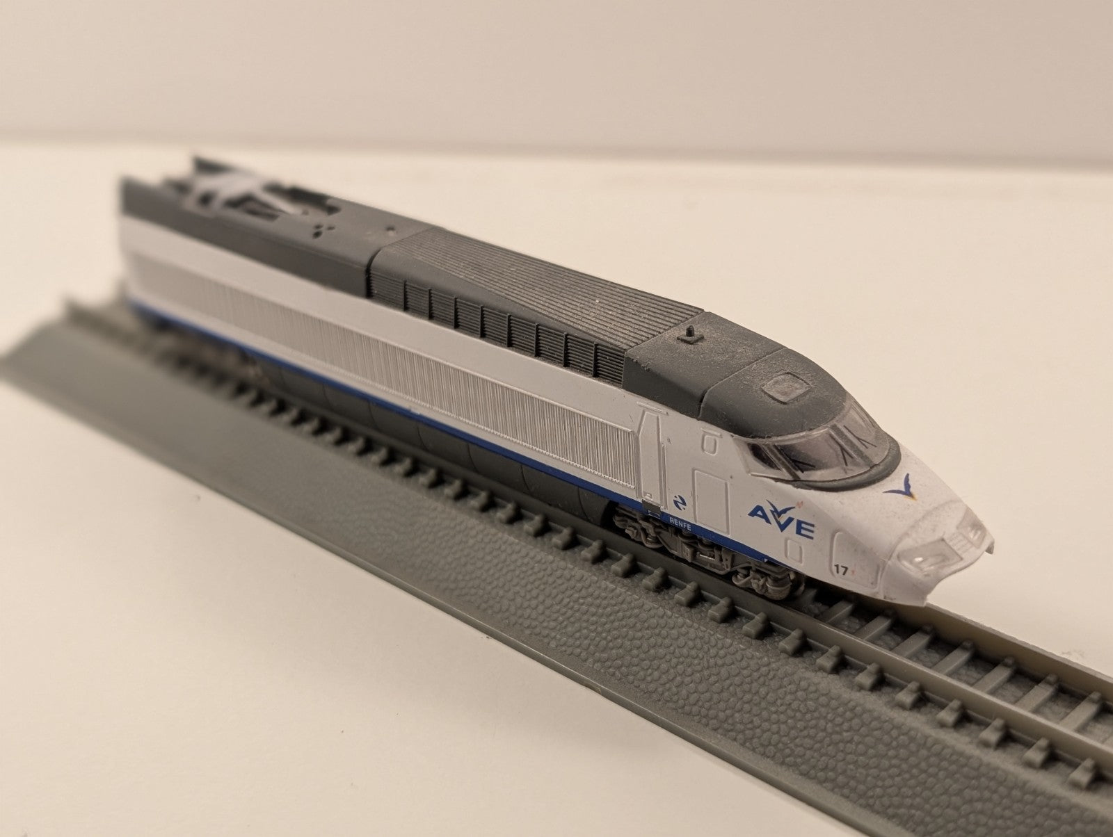 Del Prado Renfe AVE 100 – N Gauge (1:160 Scale) – Missing Nose