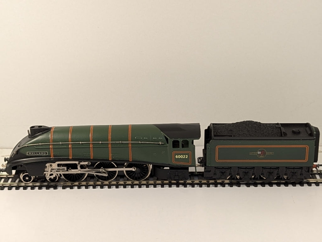 Wrenn W2211 OO Gauge Class A4 4-6-2 60022 “Mallard” BR Green
