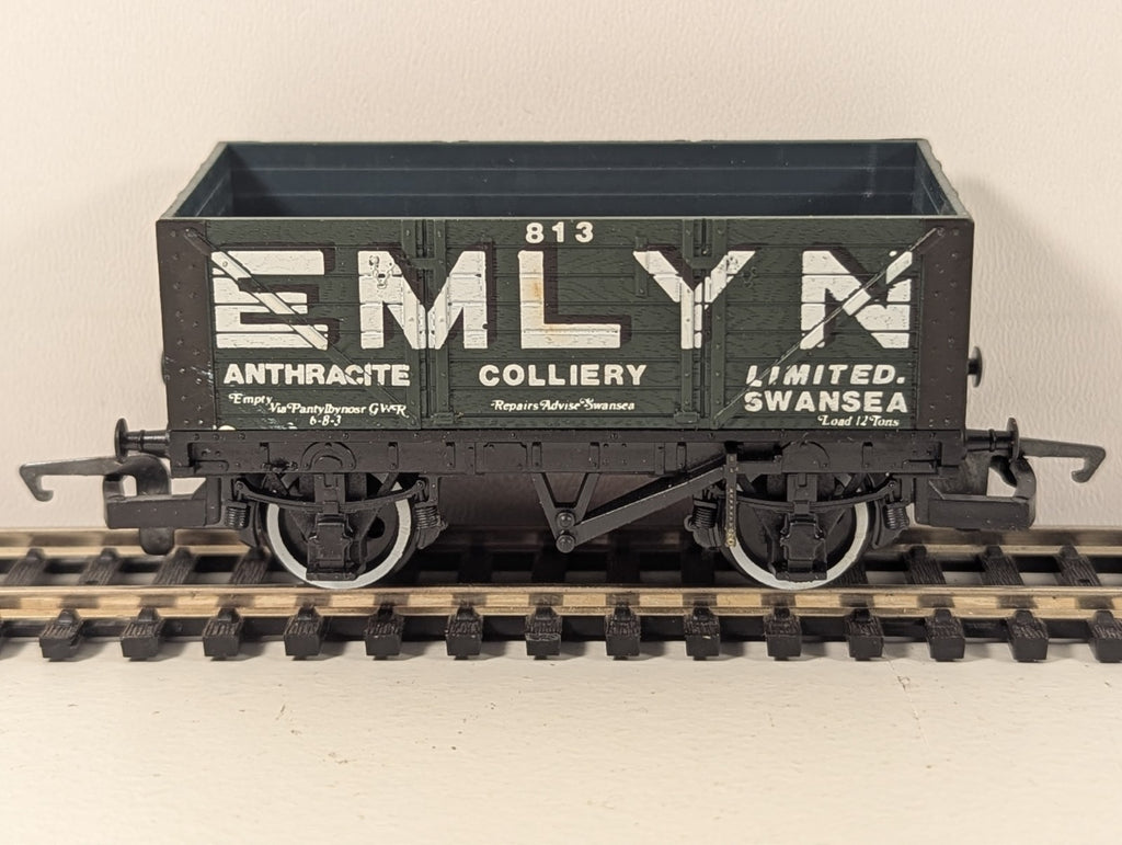 Hornby OO Gauge R118 Emlyn Anthracite 7 Plank Wagon