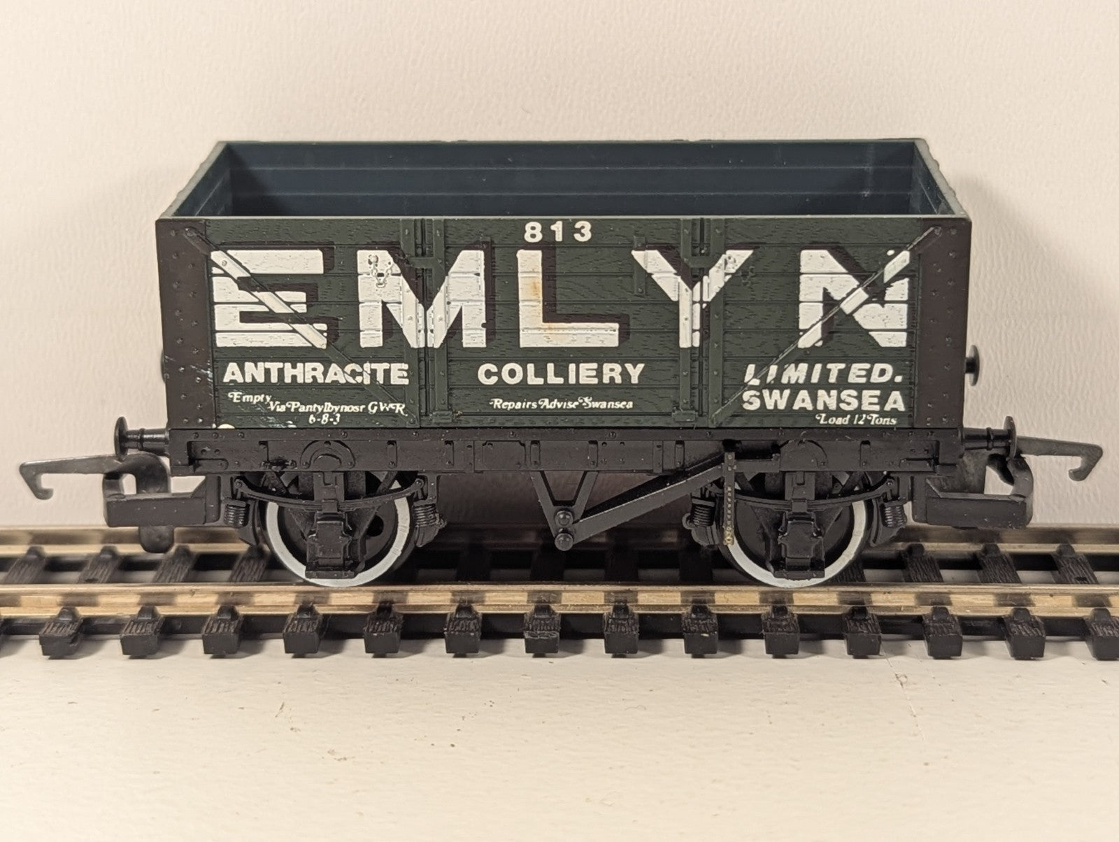 Hornby OO Gauge R118 Emlyn Anthracite 7 Plank Wagon