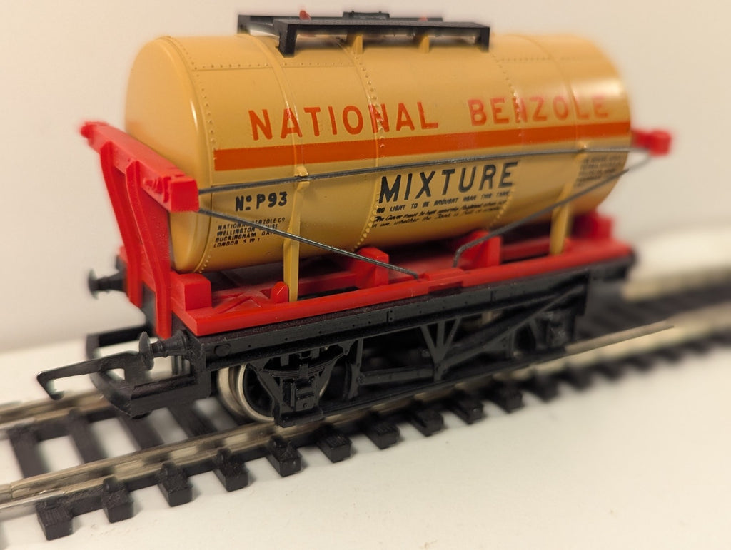 Hornby R221 OO Gauge National Benzole Tank Wagon
