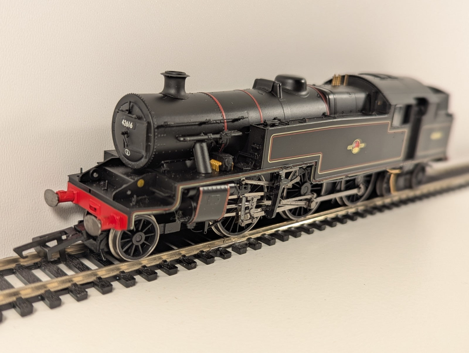 Hornby R2732 – Stanier 4MT 2-6-4T No. 42616 BR Late Black, DCC Fitted, OO Gauge