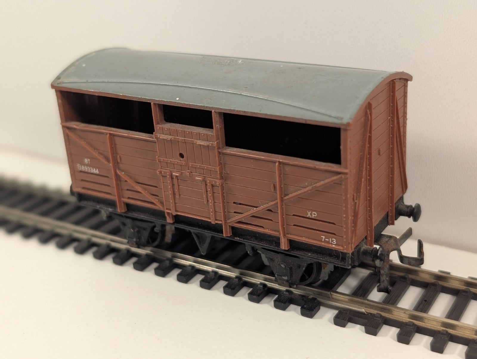 Hornby Dublo 8T Cattle Wagon – OO Gauge