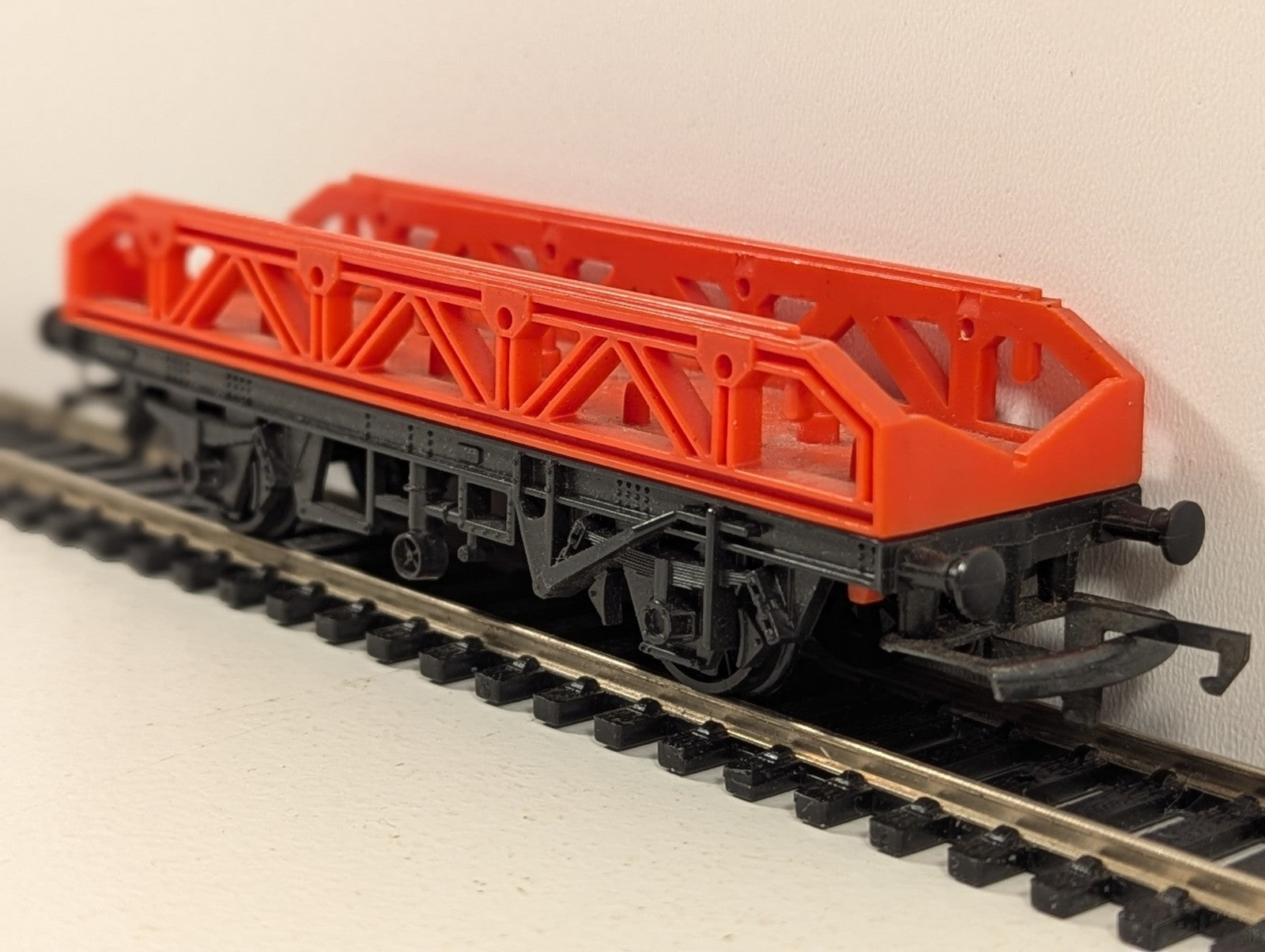 Hornby R224 OO Gauge Flat Wagon Missing Wheel Load