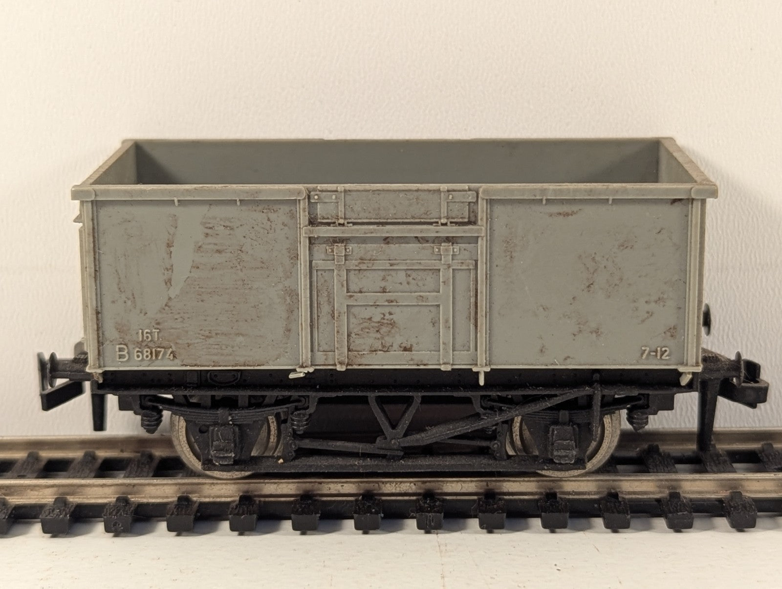 Trix 5001 BR 16 Ton Mineral Wagon Grey OO Gauge