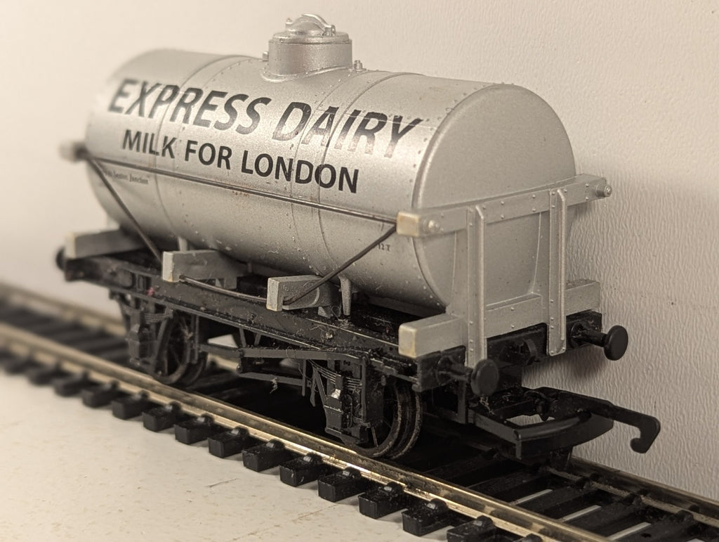 Dapol OO Gauge 4-Wheel Milk Tank Wagon Goods Wagon 041348 Express Diary