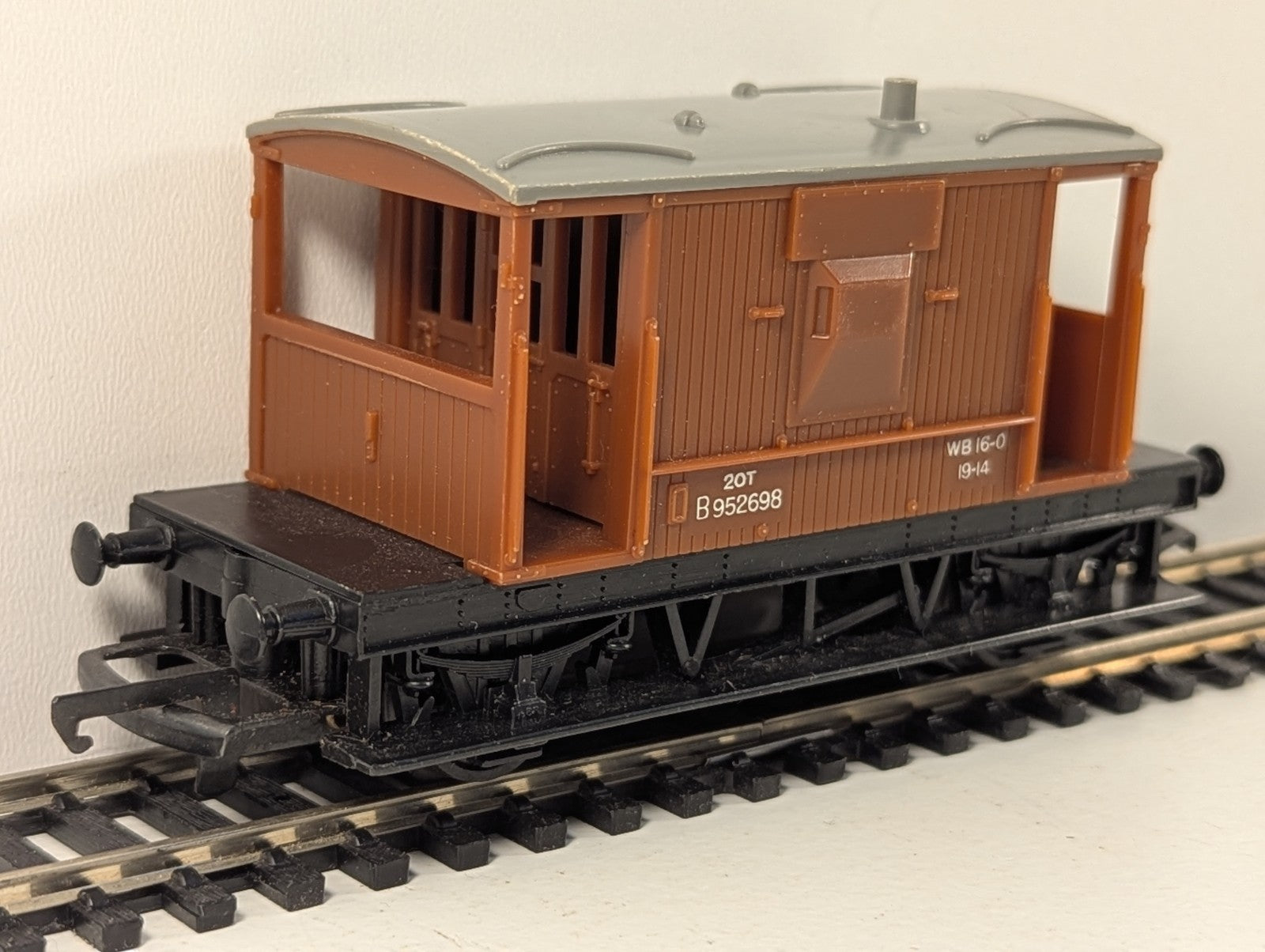 Tri-ang R016 BR 20 Ton Standard Brake Van Brown