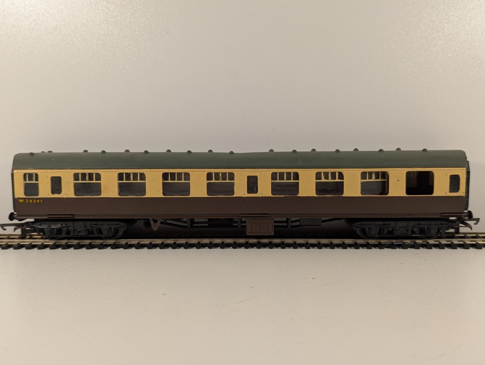 Kitmaster OO Gauge BR Mk1 Coach Chocolate & Cream
