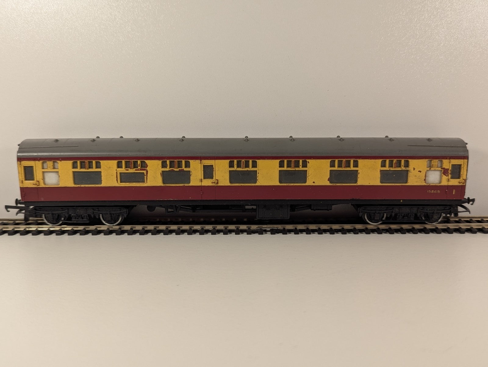 Tri-ang R730A BR Composite Coach No. 15865 – OO Gauge