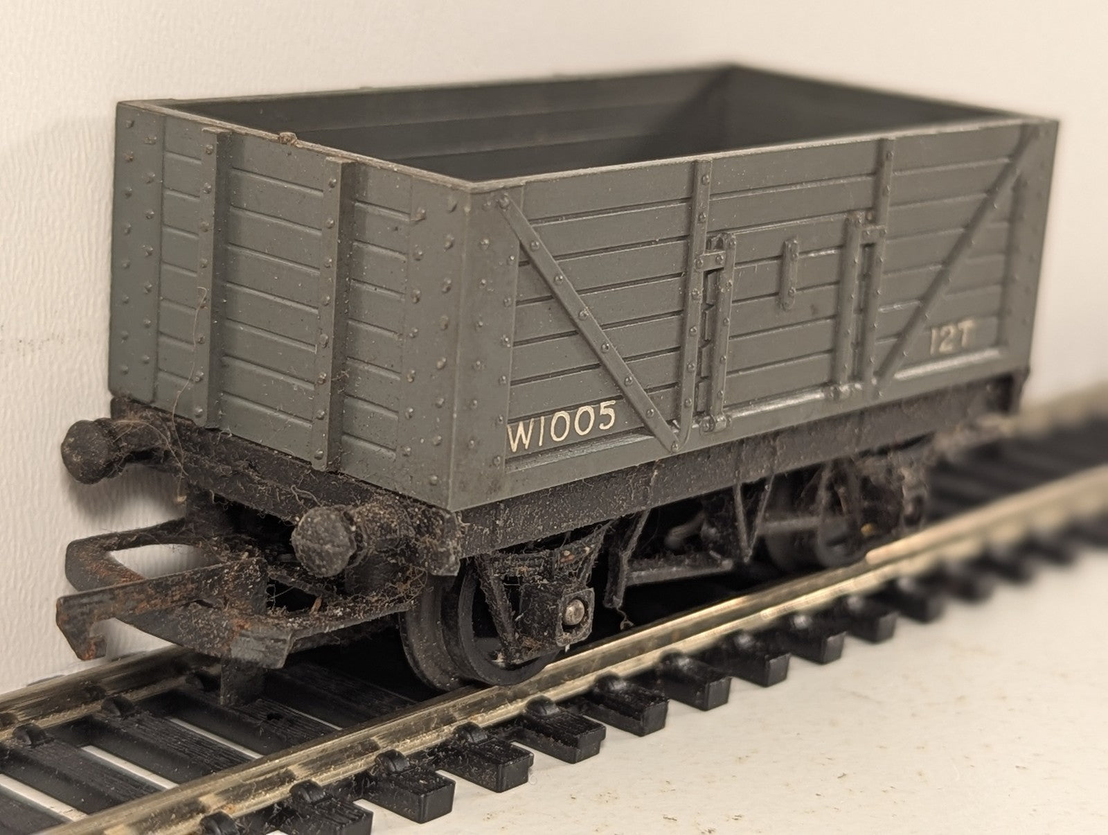 Tri-ang OO Gauge 5-Plank 12 Ton Open Wagon Goods Wagon W1005 BR Grey R10
