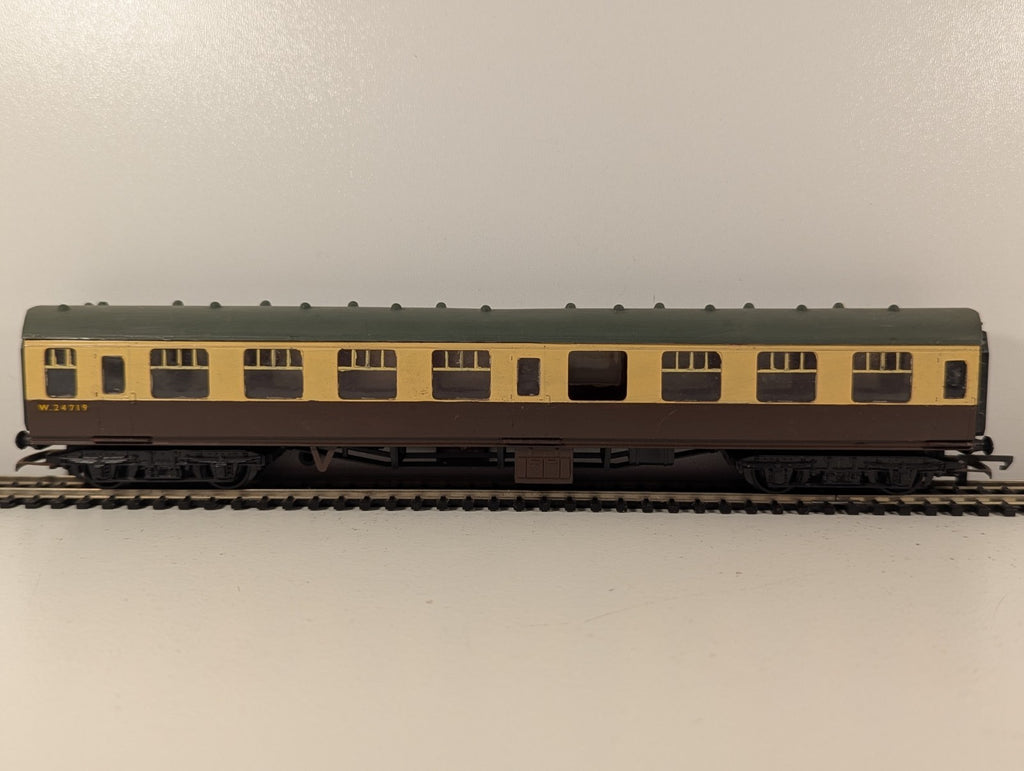 Kitmaster OO Gauge BR Mk1 Corridor Coach Chocolate & Cream