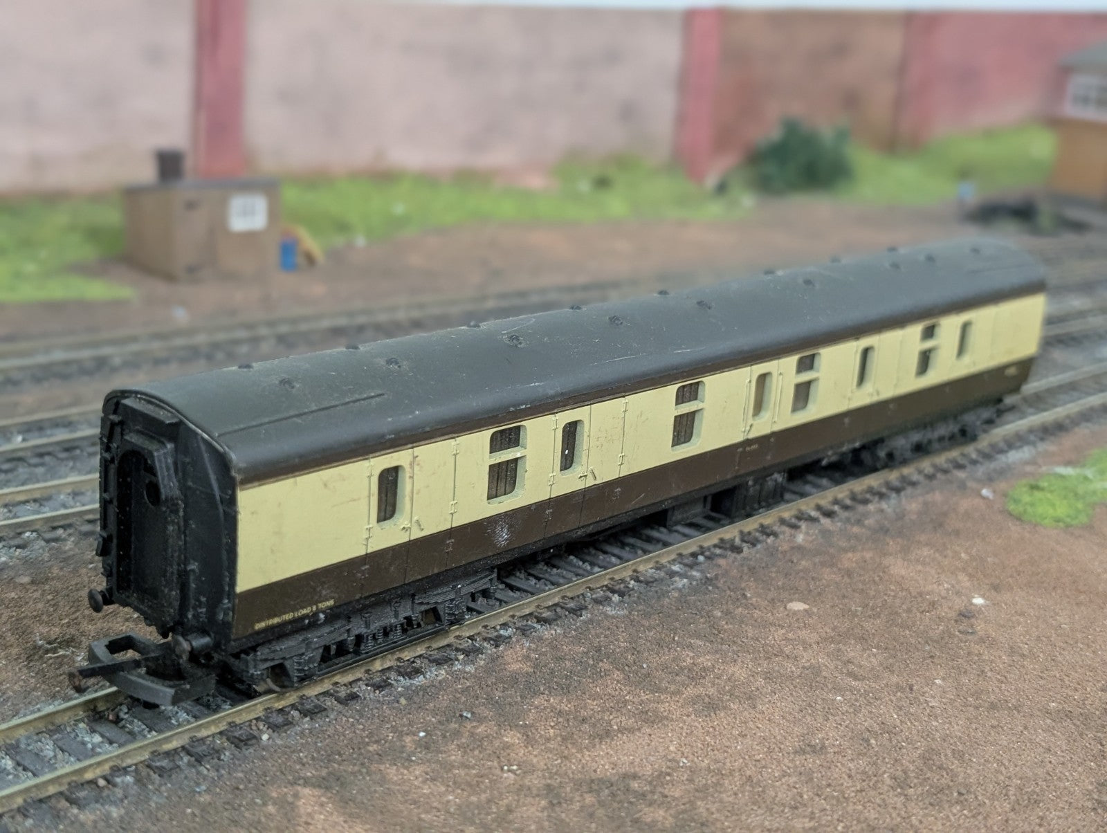 Lima L305345 Mk 1 BG Full Brake in BR chocolate & cream