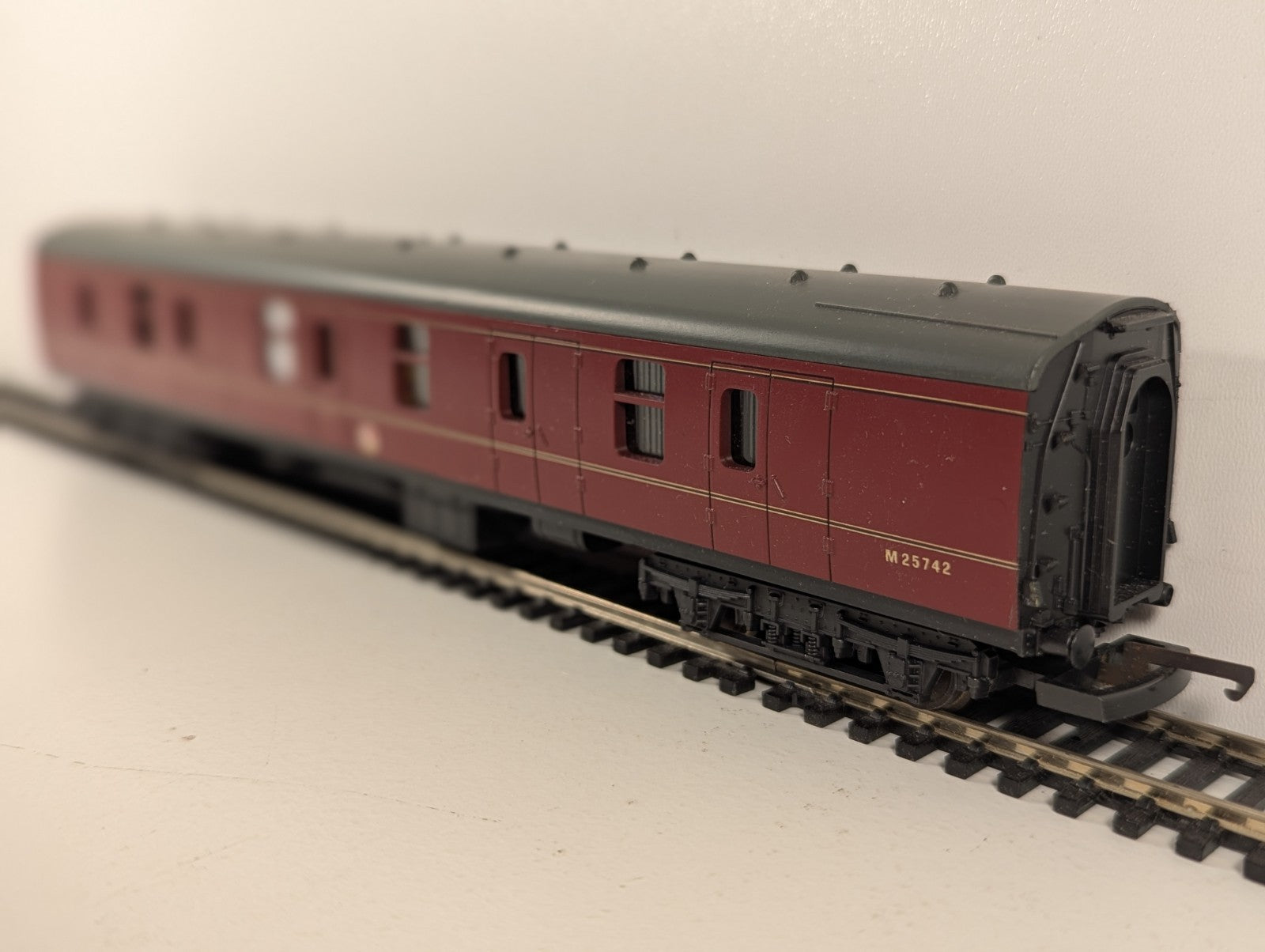 Lima OO Gauge BR Mk1 Full Brake Guards Coach Maroon
