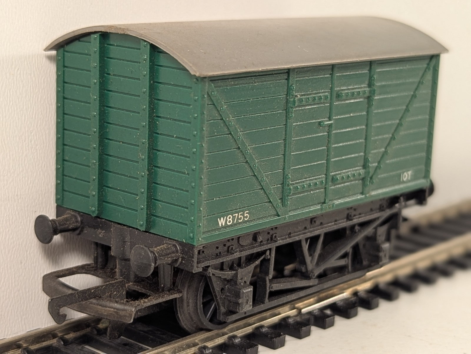 Tri-ang R11 OO Gauge 10 Ton Goods Van Green