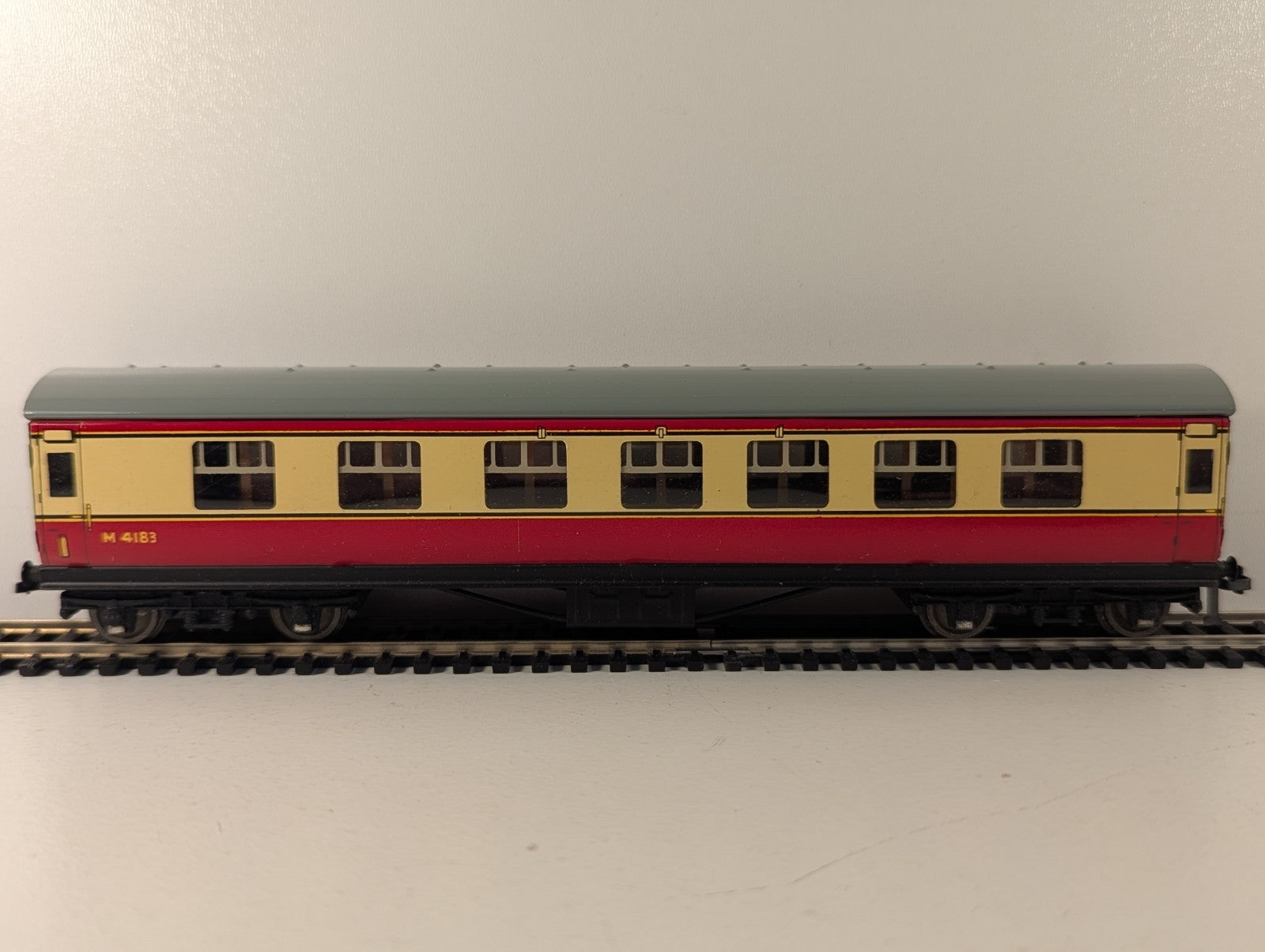 Hornby Dublo OO Gauge LMS Stanier Composite Corridor Coach M4183 Crimson & Cream