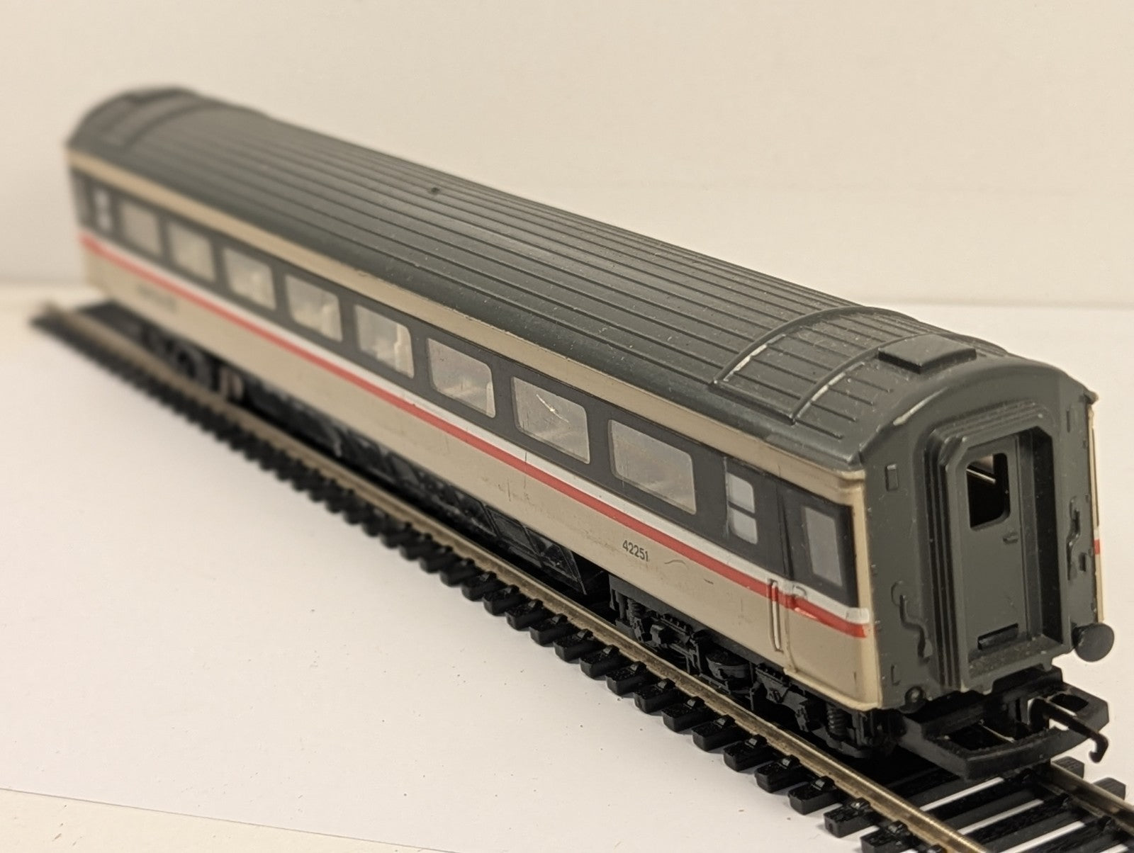Hornby R439 OO Gauge BR Mk3 Coach TSO 42251 InterCity 125