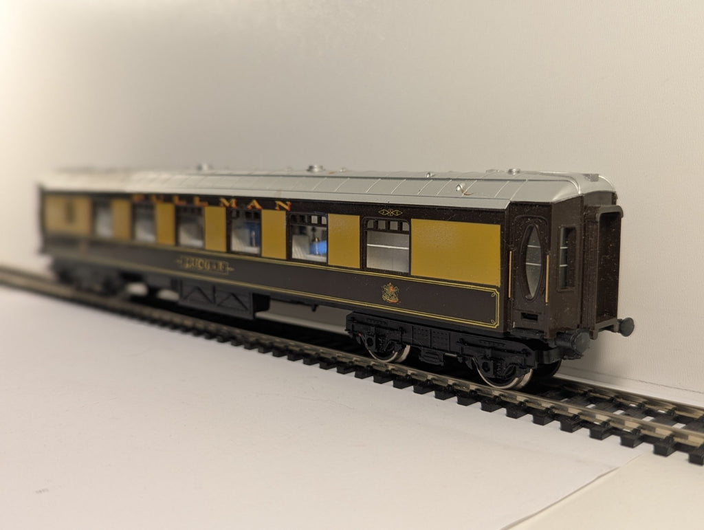 Hornby OO Gauge Pullman First Class Parlour Car "Lucille" - Missing Coupler