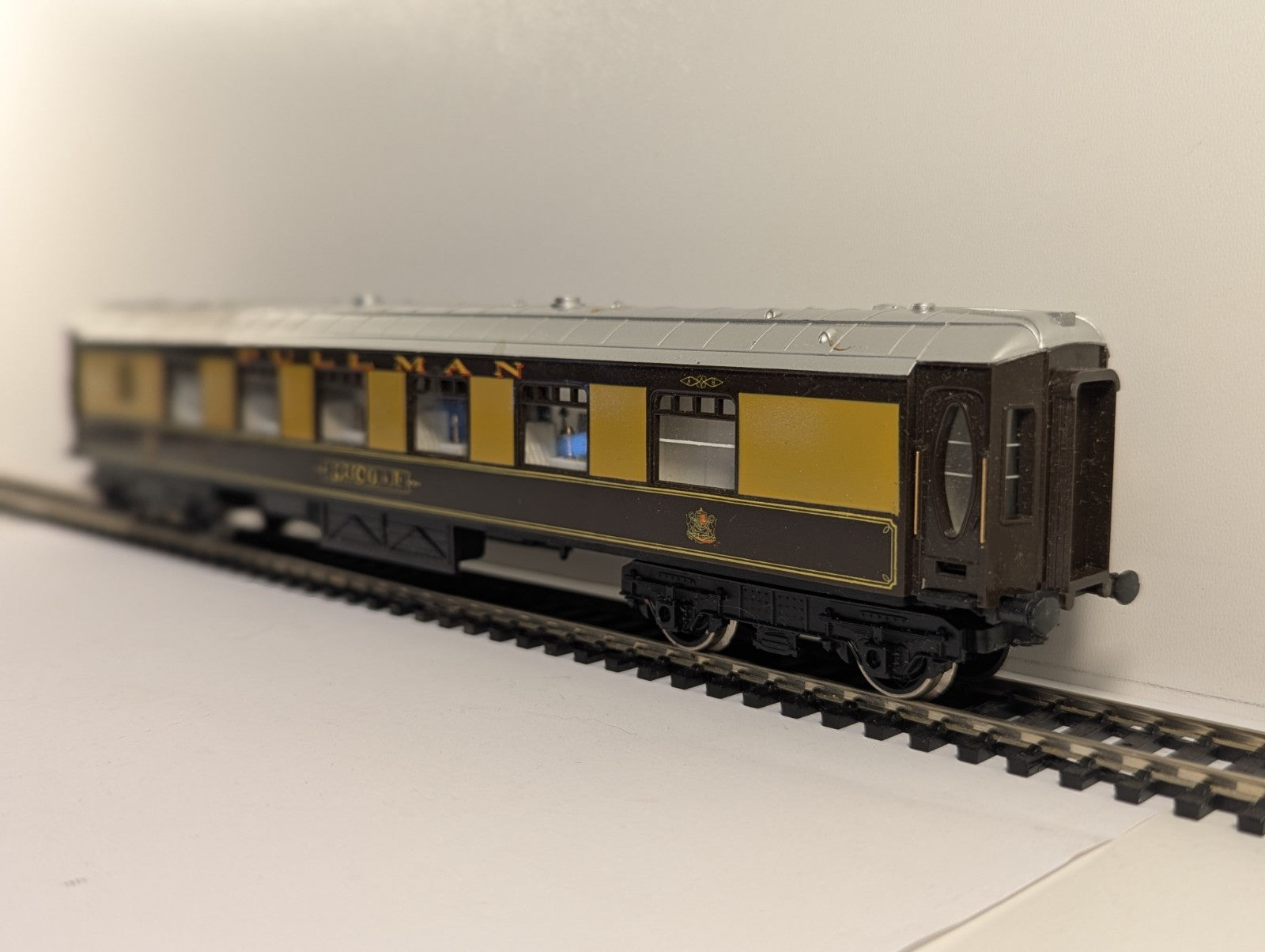 Hornby OO Gauge Pullman First Class Parlour Car "Lucille" - Missing Coupler