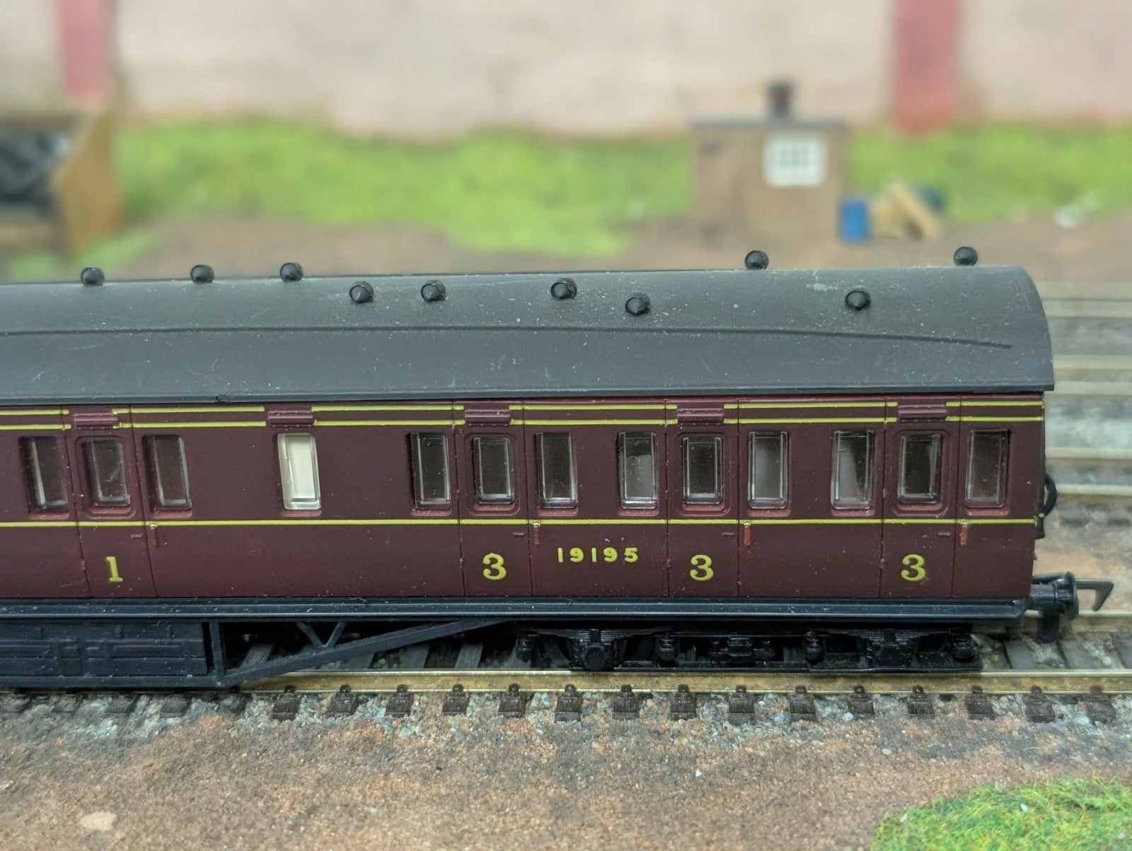 Airfix 57ft LAV Composite Non-Corridor Coach 19195