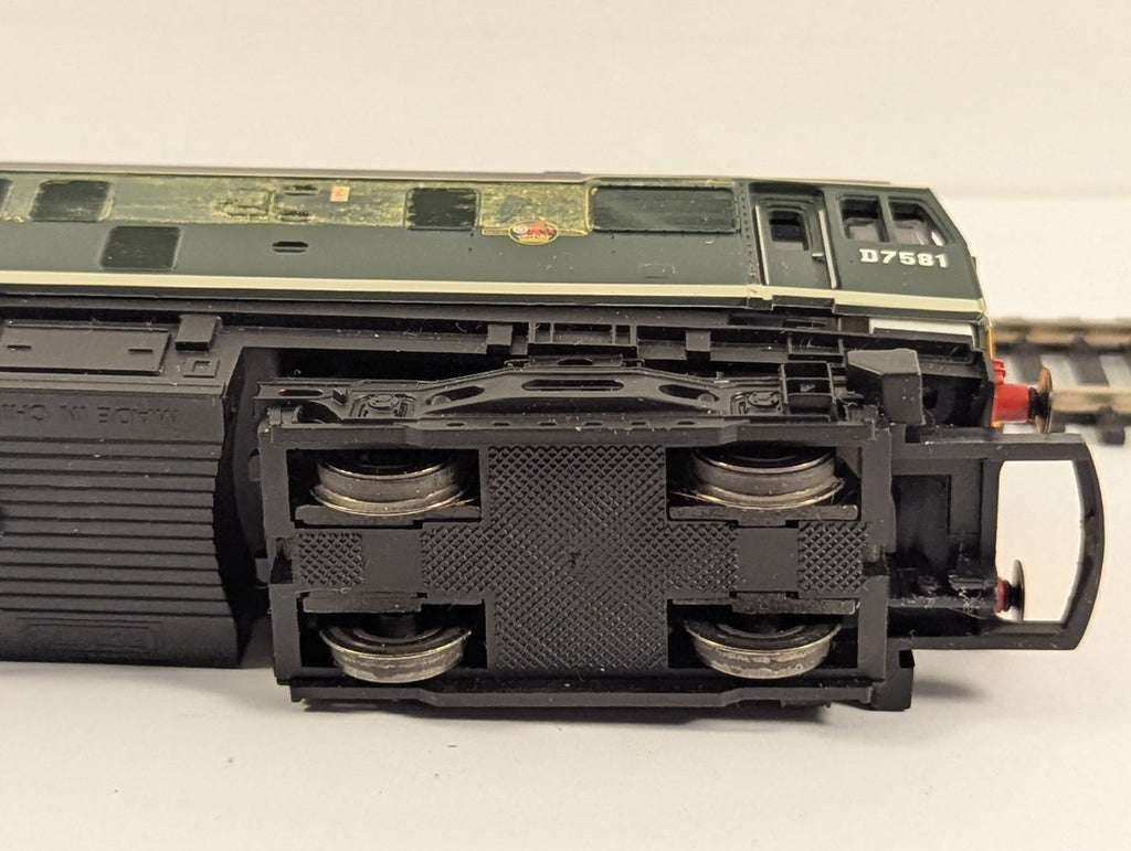 Hornby R2121A BR Class 25 Diesel Locomotive Green OO Gauge - Spares/Repairs