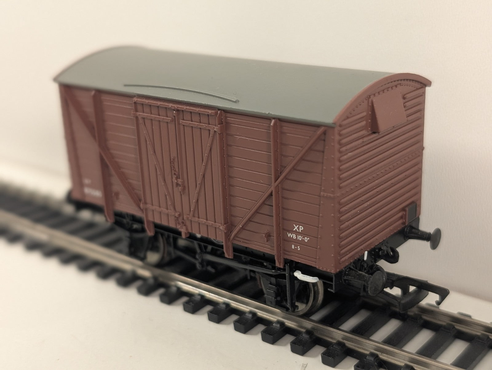 Bachmann 38-161 OO Gauge 12-Ton Planked Vent Van B755180 – BR Bauxite (Late)
