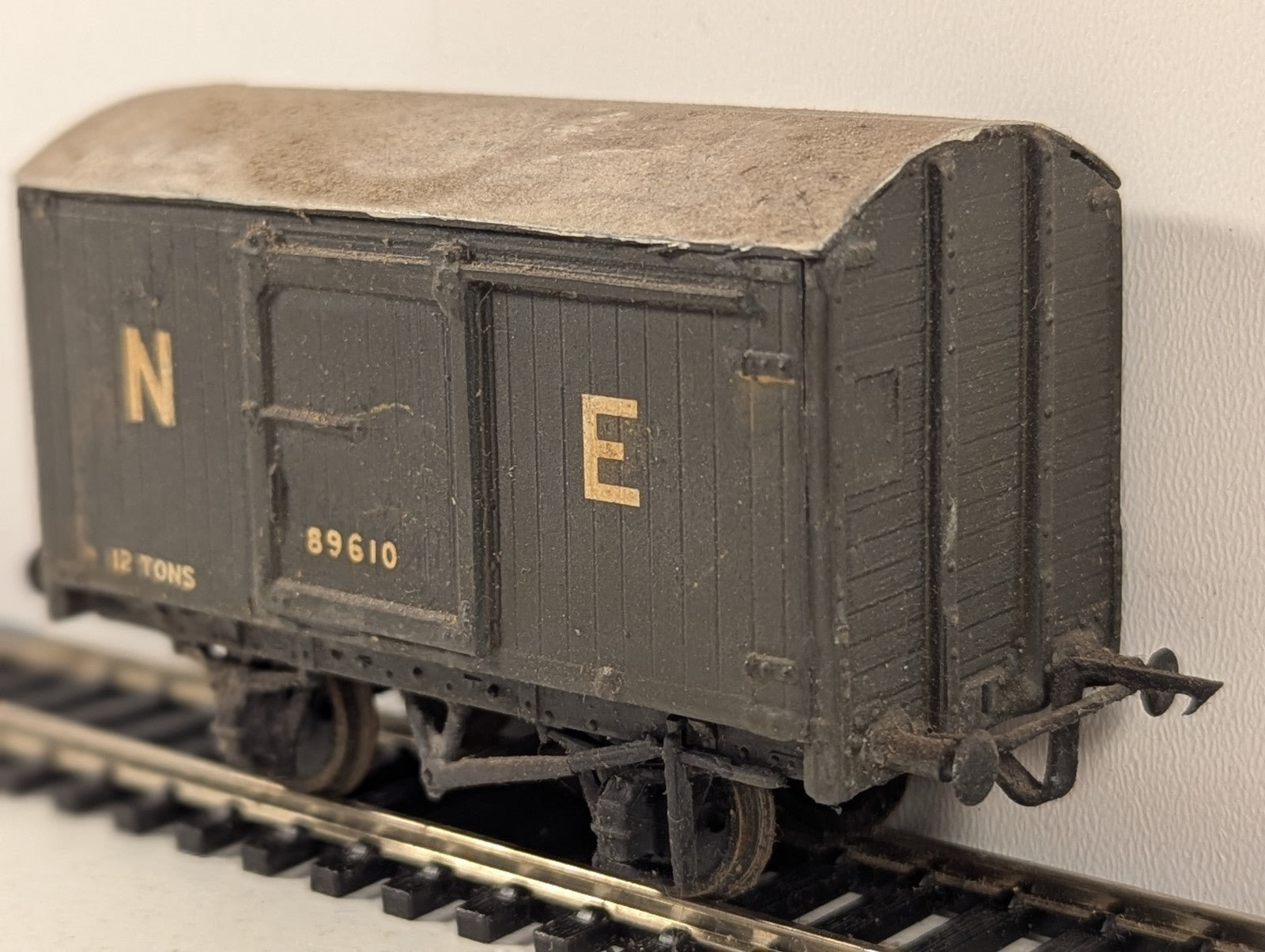 Kit Built OO Gauge LNER 12 Ton Covered Goods Van Goods Wagon 89610 LNER