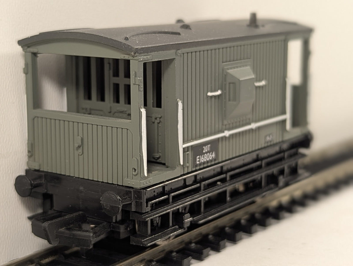 Bachmann OO Gauge 20 Ton Brake Van Goods Wagon E168064 BR(E) Grey 33-801