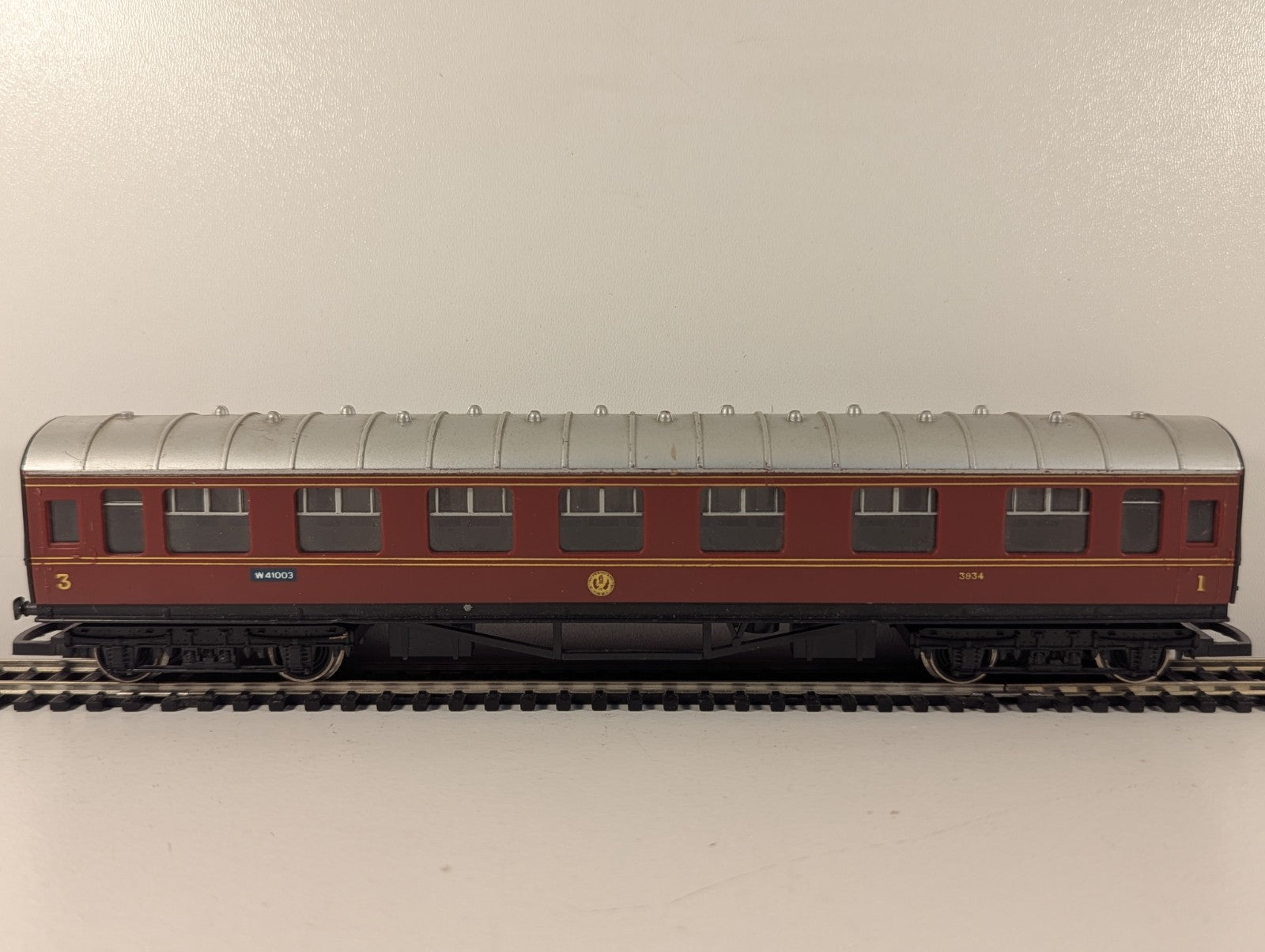 Hornby OO Gauge LMS Crimson Brake 3rd Coach