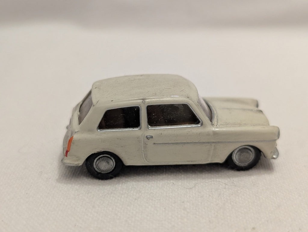 Base-Toys OO Gauge Austin A40 Farina Die-cast Vehicle MBV 953 Off-White