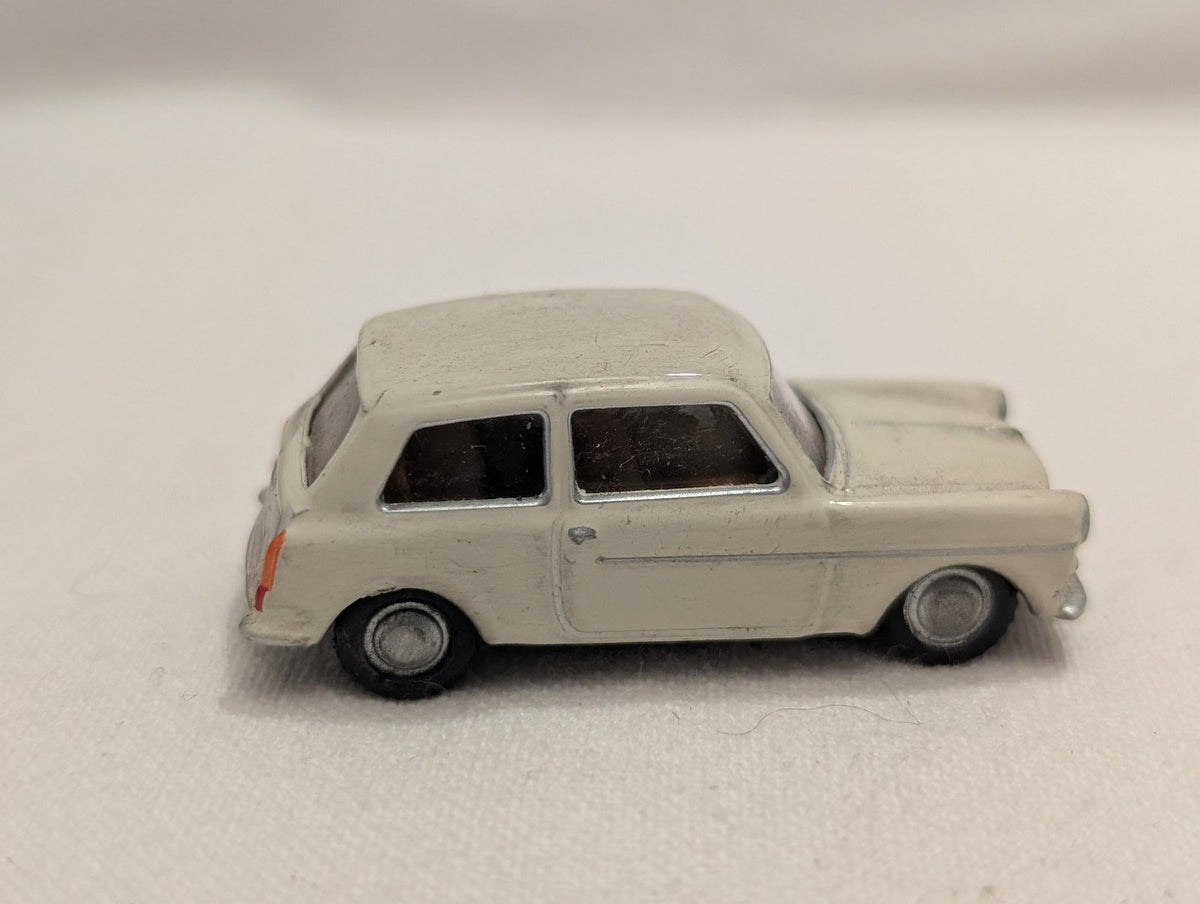 Base-Toys OO Gauge Austin A40 Farina Die-cast Vehicle MBV 953 Off-White