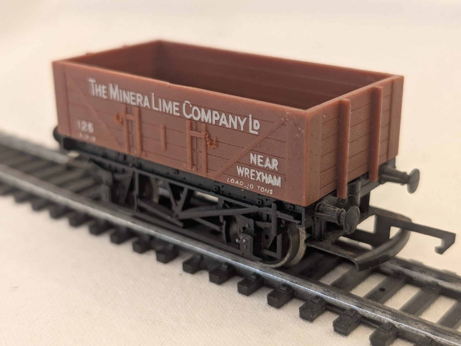 Hornby R211 OO Gauge 10 Ton Mineral Lime Wagon