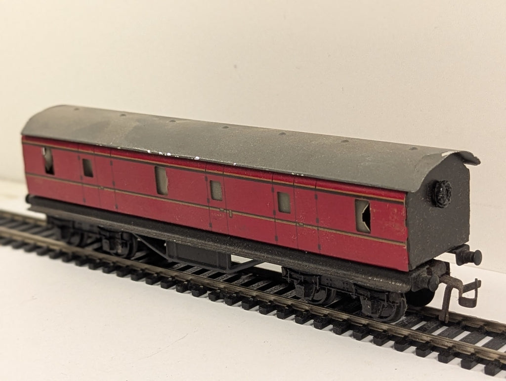 Trix Twin Railway BR Full Brake Coach Maroon - Walls Separating Chipped paint