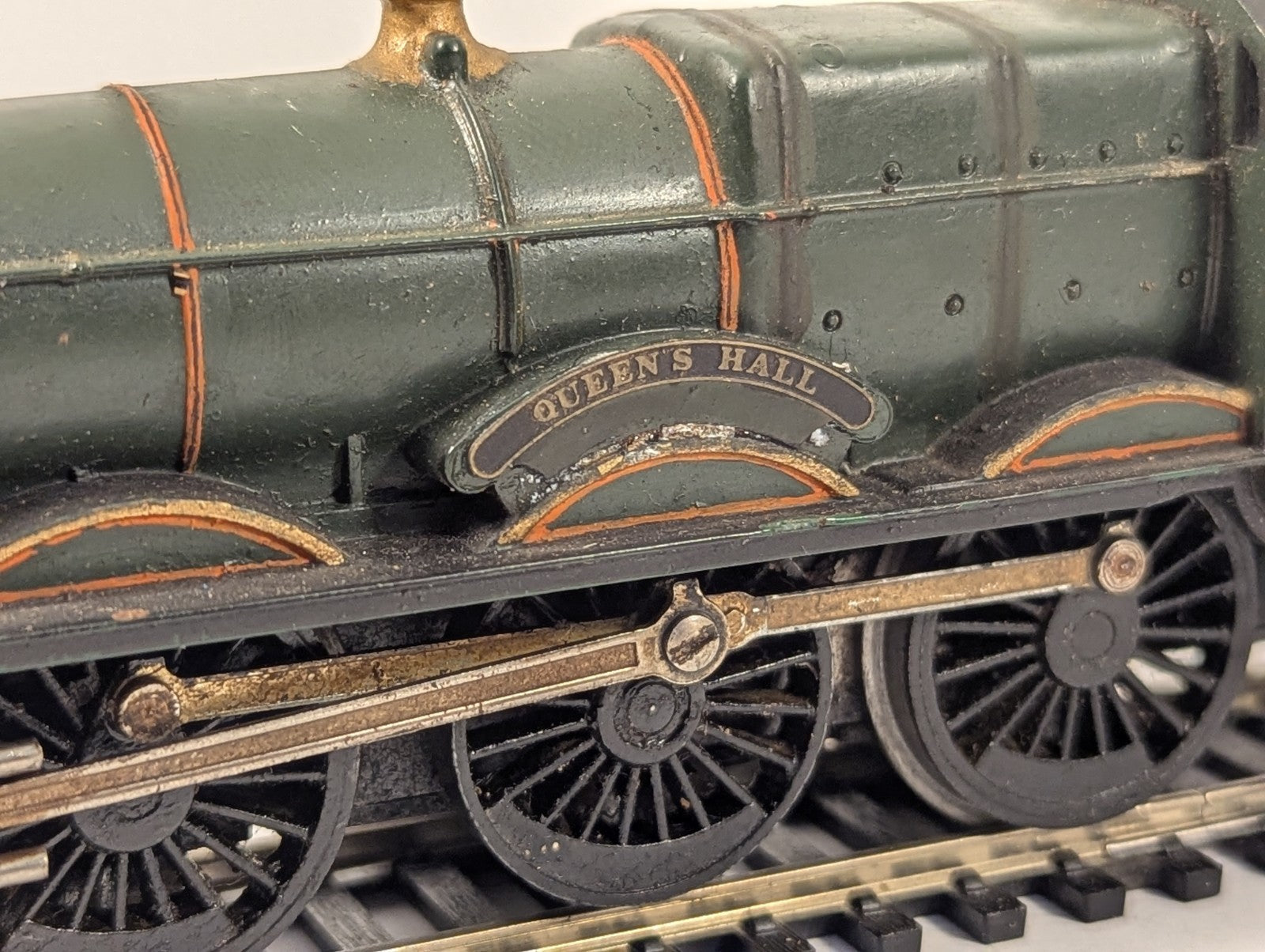 Tri-ang OO Gauge GWR Hall Class 4-6-0 'Queen's Hall' Locomotive 591