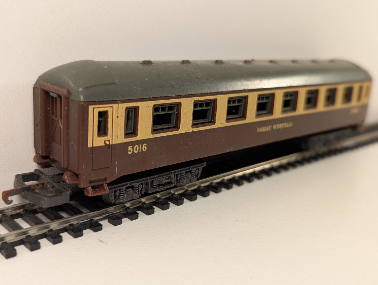 Lima HO Gauge GWR Chocolate & Cream Coach No. 5016