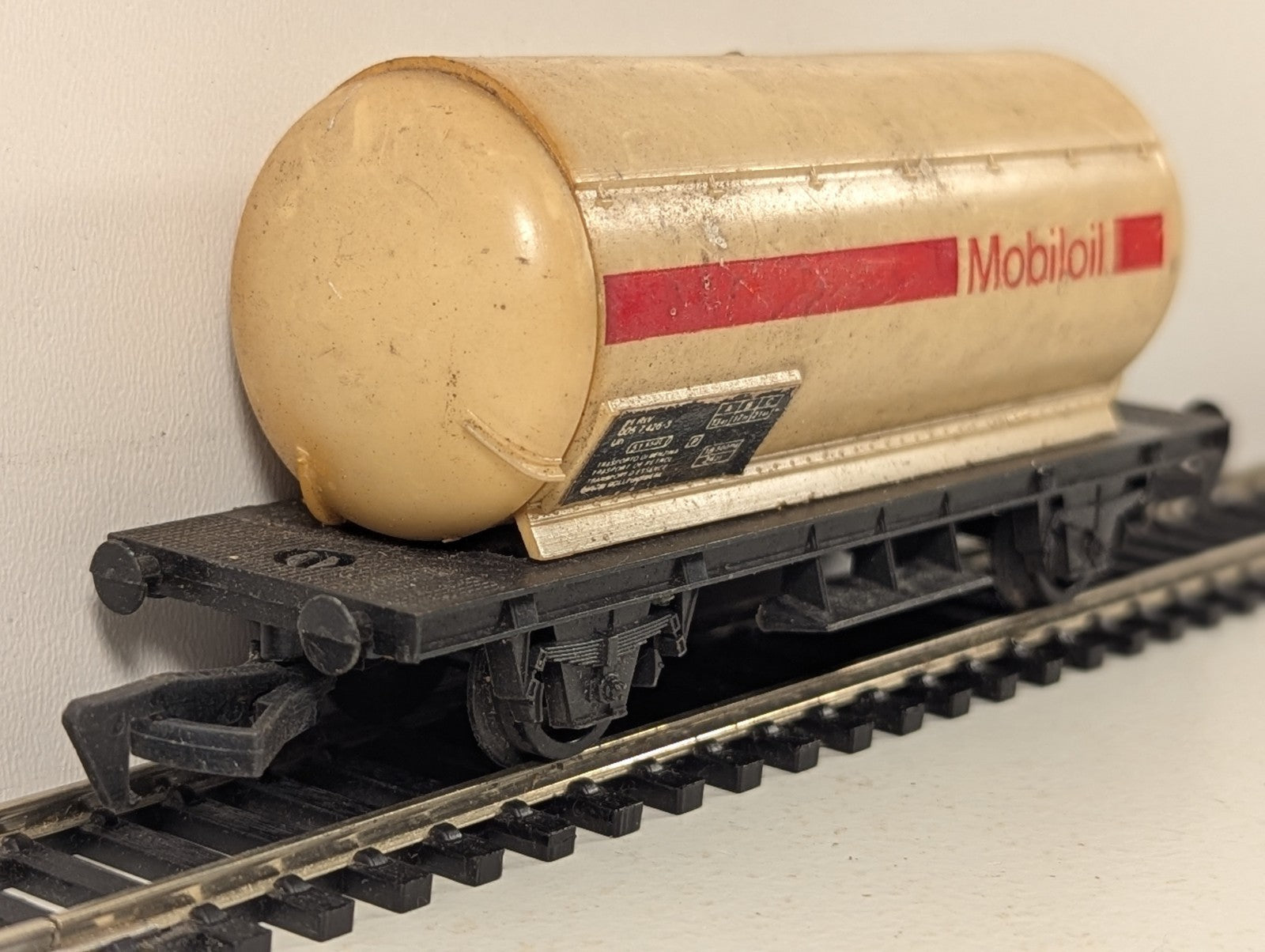 HO Scale Mobiloil Tanker Tank Wagon 805 7 426-3 Mobiloil