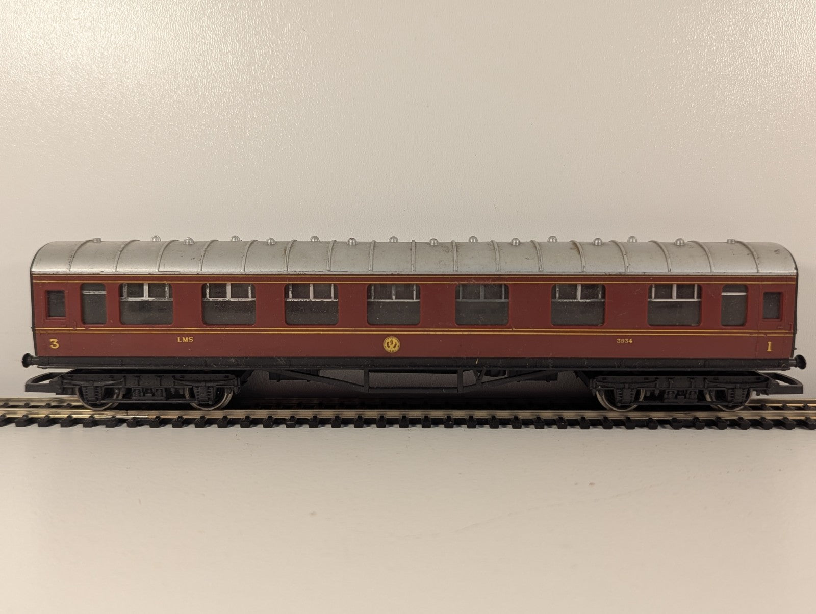 Hornby OO Gauge LMS 1st Class Composite Coach