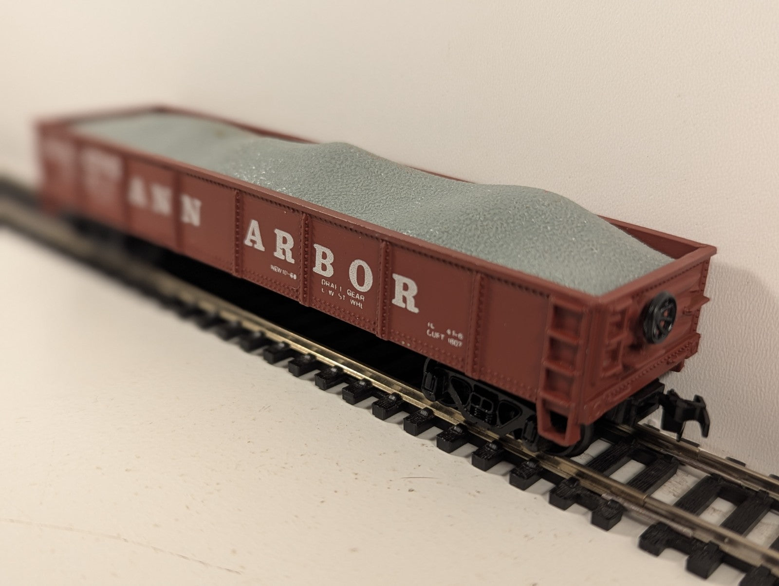 AHM HO Gauge Ann Arbor Gondola With Gravel Load