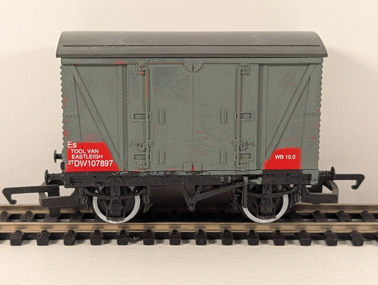 Hornby OO Gauge Eastleigh Tool Van No. DW107897 – Repainted