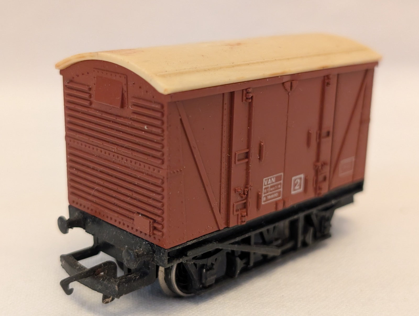 Hornby OO Gauge BR 12T Ventilated Van Goods Wagon B784690 BR Bauxite