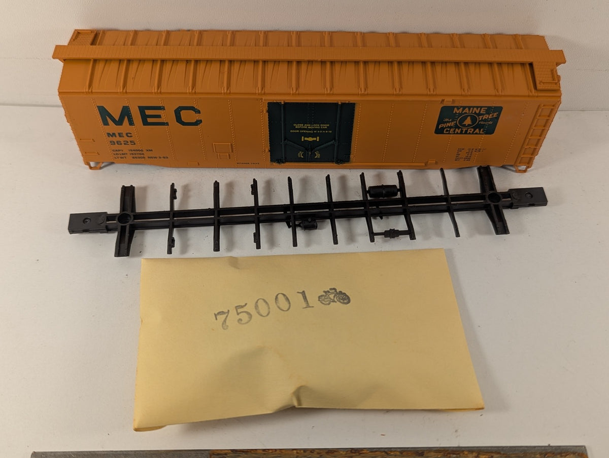 Athearn HO Gauge Maine Central 50ft Plug Door Boxcar 9625 Maine Central (Orange)