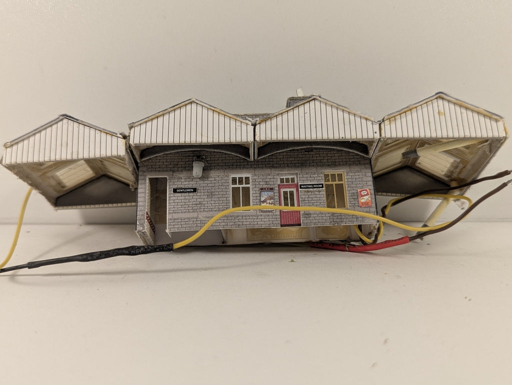 Metcalfe N Gauge Island Platform Building with lights