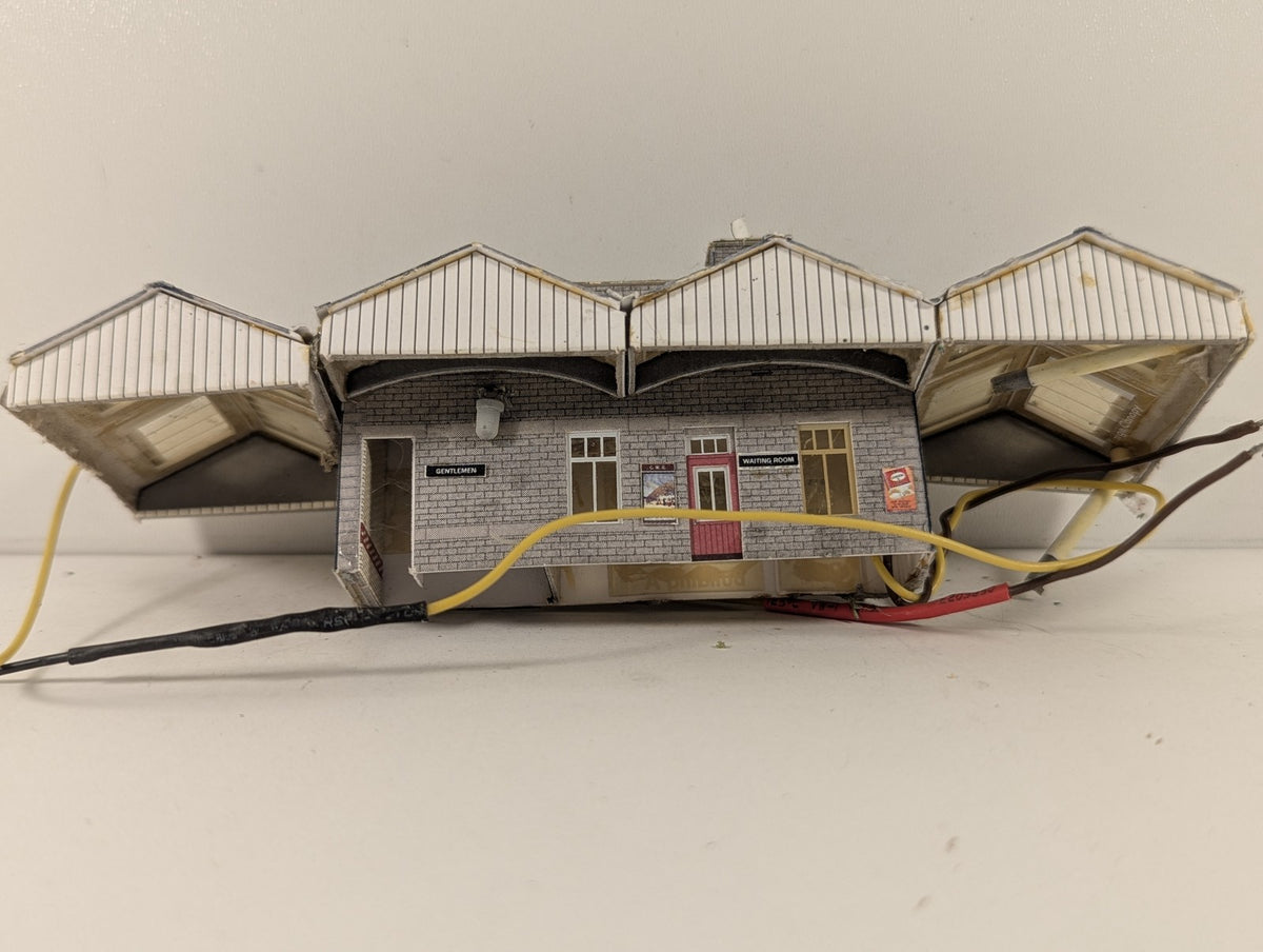 Metcalfe N Gauge Island Platform Building with lights