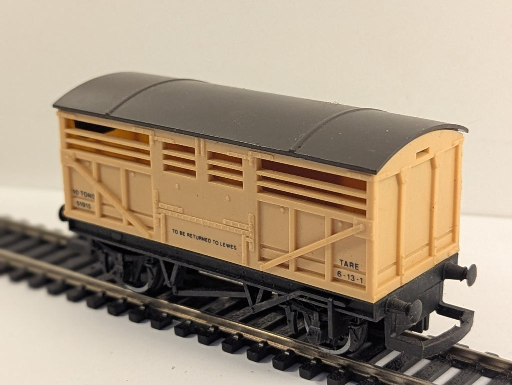 Hornby R127 OO Gauge SR Cattle Wagon 51915