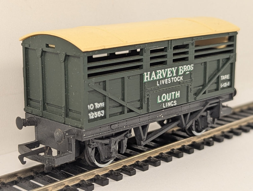 Hornby R013 OO Gauge Harvey Bros Louth Lincs Cattle Wagon 12563