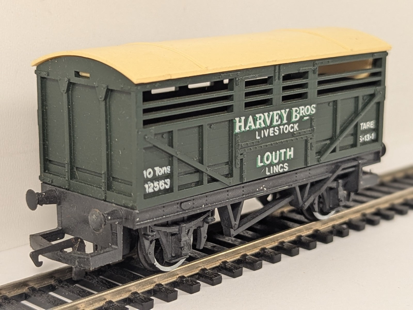 Hornby R013 OO Gauge Harvey Bros Louth Lincs Cattle Wagon 12563