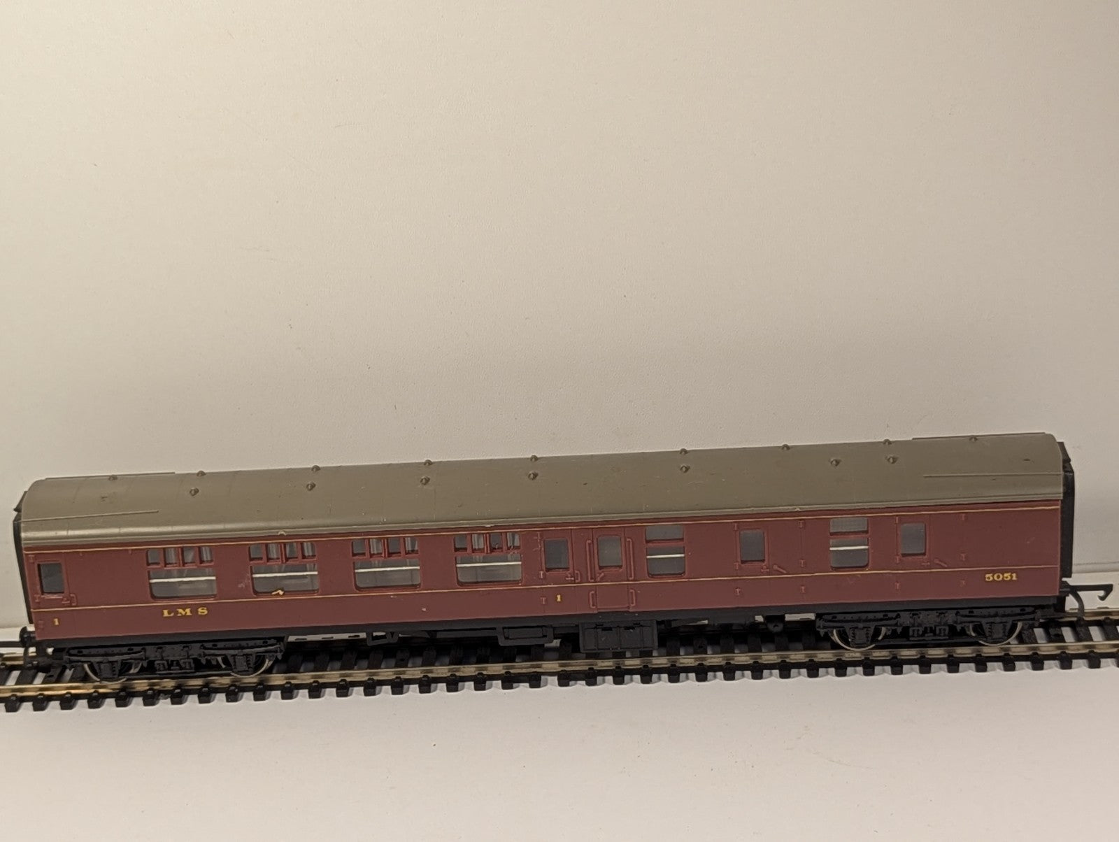 Hornby R936 OO Gauge LMS Maroon Corridor Brake Coach